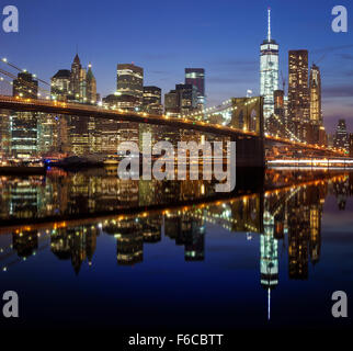 Manhattan am Wasser spiegelt sich im Wasser in der Nacht, New York City, USA. Stockfoto
