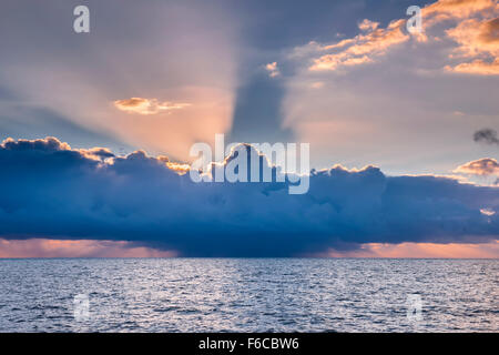 Tropischer Sturm mit dunkle Wolke und dramatische Sonnenstrahlen durchscheinen am Ozean vor der Küste von Key West, Florida Keys, USA. Stockfoto