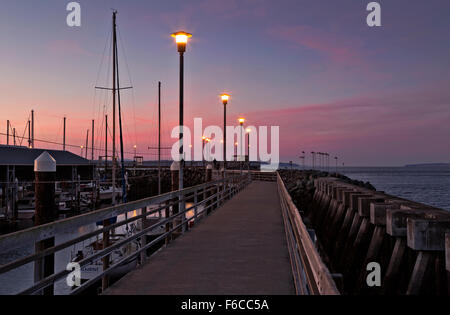 WA12012-00... WASHINGTON - Abend bei dem Edmonds Fishing Pier befindet sich neben der Edmonds Marina auf dem Puget Sound. Stockfoto