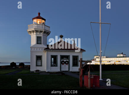 WASHINGTON - Fähre Mukilteo Light Station mit Weihnachtsschmuck und Mukilteo-Clinton am Dock auf Besitz Sound. Stockfoto