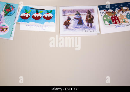 Weihnachtskarten, hängt an der Wand eines Hauses, die Dekoration der Zimmer. Stockfoto