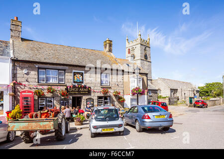 Marktplatz mit Pfarrkirche St. Just in den Hintergrund, Cornwall, England, Vereinigtes Königreich, Europa. Stockfoto