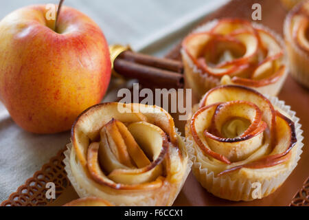 Stiegen die geformten Apfel Bonbons mit Zimt gewürzt. Stockfoto