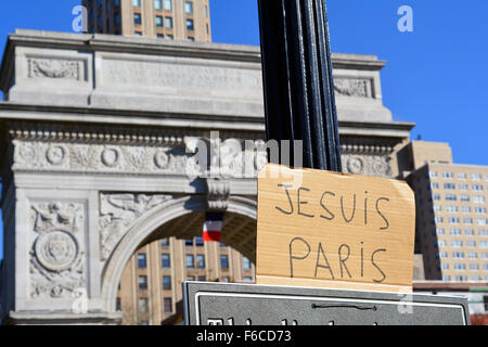 New York, USA. 15. November 2015. Zeichen der Solidarität mit Paris in Washingtonn Square Park in New York City. Bildnachweis: Christopher Penler/Alamy Live-Nachrichten Stockfoto