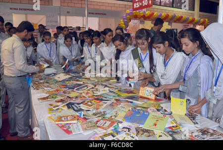 Schulen Schüler nehmen reges Interesse an Bücher Welt Buch Ausstellungsbesuch am Montag, 16. November 2015 in Karachi Expo Center statt. Stockfoto