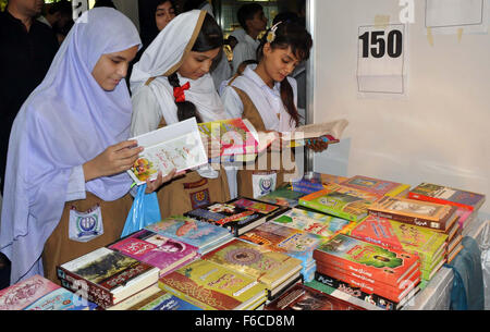 Schulen Schüler nehmen reges Interesse an Bücher Welt Buch Ausstellungsbesuch am Montag, 16. November 2015 in Karachi Expo Center statt. Stockfoto