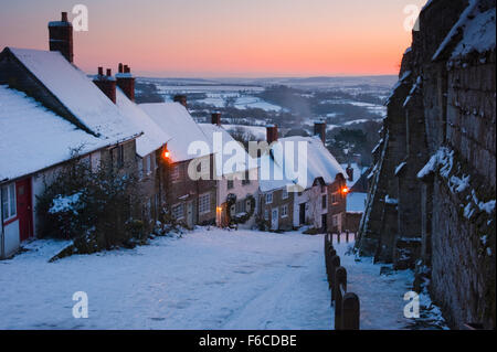 Blick auf Gold Hill bei Shaftesbury in Dorset in der Dämmerung, im Schnee während einer längeren Zauber der kalten Wetter beschichtet. Stockfoto