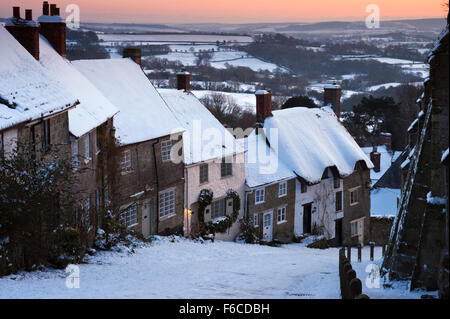 Blick auf Gold Hill bei Shaftesbury in Dorset in der Dämmerung, im Schnee während einer längeren Zauber der kalten Wetter beschichtet. Stockfoto