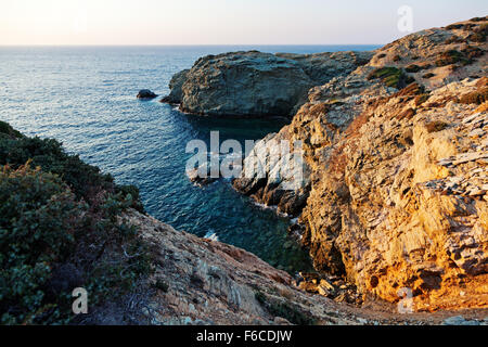 Felsige Küste in der Nähe von Agia Pelagia bei Sonnenuntergang - Insel Kreta, Griechenland Stockfoto
