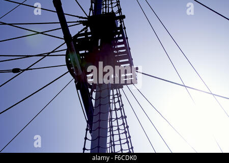 Mast-Silhouette des Segelschiff gegen Himmel und Sonne Stockfoto