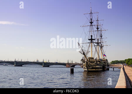 Sankt Petersburg, Russland - 6. Juni 2014: Das Modell eines Segelschiffs auf der Newa Stockfoto