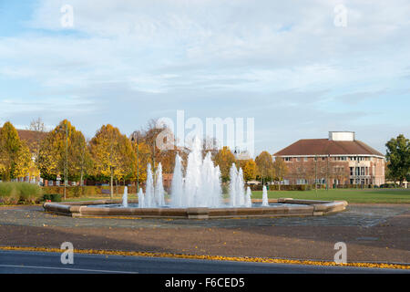 Ein Springbrunnen und ein Blick auf einen Park und Garten in Letchworth Garden City, Hertfordshire UK Stockfoto