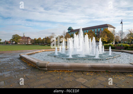 Ein Springbrunnen und ein Blick auf einen Park und Garten in Letchworth Garden City, Hertfordshire UK Stockfoto