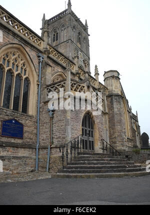 Die Vorderseite des St John the Baptist Church in Axbridge, Somerset eine sehr imposante Kirche für eine Kleinstadt Mai 2015 Stockfoto