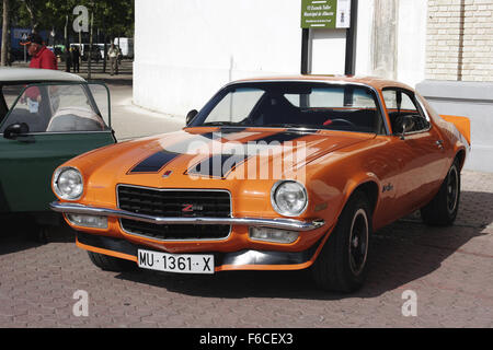 Klassische Seat 600 Auto treffen in Albacete, Spanien. Chevrolet Camaro Z28. Stockfoto