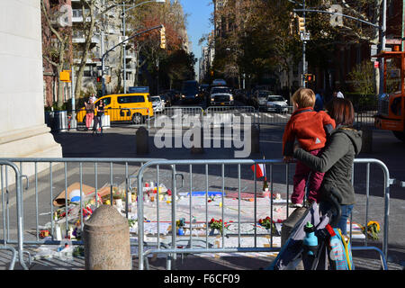 New York, USA. 15. November 2015. Denkmal in New York City nach den Terroranschlägen in Paris. Bildnachweis: Christopher Penler/Alamy Live-Nachrichten Stockfoto