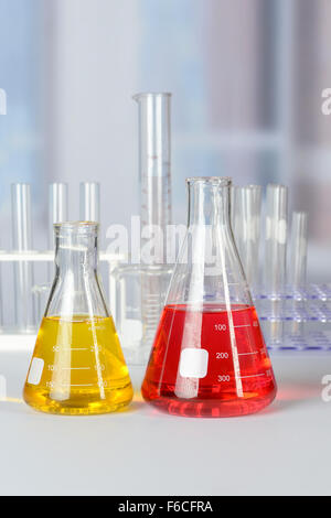 Labor-Flaschen mit Flüssigkeiten in verschiedenen Farben am Labortisch Stockfoto