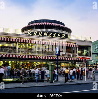 August 1986, Cafe Kranzler und U-Bahn Eingang am Kurfürstendamm in der Dämmerung, Berlin, Deutschland, Europa Stockfoto