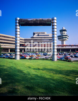 "Wolkentor" Edelstahl Bogen von Heinrich Brummack 1975, Flughafen Berlin-Tegel Otto Lilienthal, Berlin, Deutschland Stockfoto