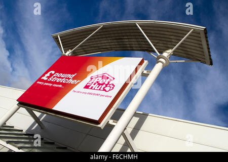 Pfund Bahre & The Pet Hut Zeichen  Large Marken-Filialisten Zeichen auf Regent Retail Park, Salford, UK Stockfoto