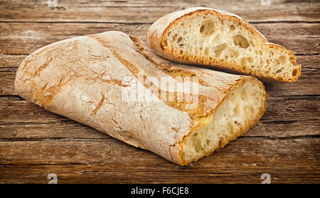 Gebackene Ciabatta, italienisches Brot auf Holztisch Stockfoto