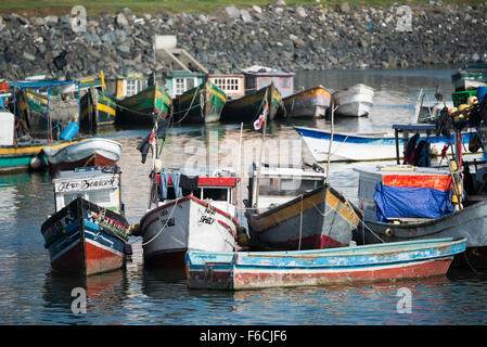 PANAMA-STADT, Panama — kleine Holzfischboote am Ufer von Panama-Stadt, Panama, an der Panama-Bucht. Stockfoto