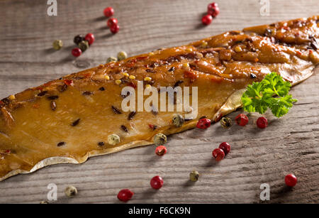 Geräucherte Makrele mit Pfefferkörner und Senfkörner Stockfoto