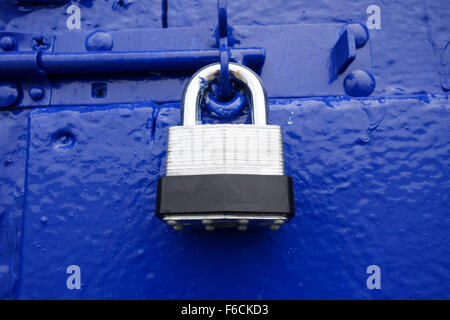 Vorhängeschloss auf blaue Tür Stockfoto