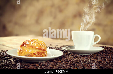 Neapolitanische Sfogliatella Riccia mit Tasse Espresso Stockfoto