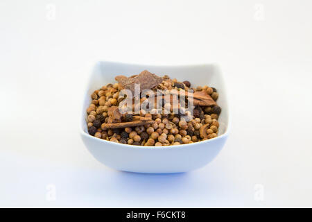 eine Schüssel mit Garam Masala (indische ganze Gewürzmischung) Stockfoto