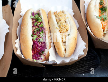 Verschiedene Arten von Hot Dog mit Bratwurst und veganen Zutaten Stockfoto