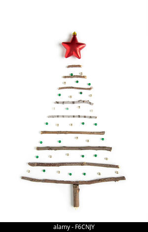 Weihnachtsbaum aus Stöcken auf weißem Hintergrund angeordnet Stockfoto