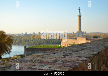 Mittelalterlichen Stadtmauer, die Donau und einen modernen Teil von Belgrad im Hintergrund (Belgrad) Stockfoto