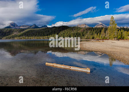 Rotbarsch-See und den sawtooth Mountains in der Nähe von Stanley, Idaho, an einem sonnigen Tag. Stockfoto