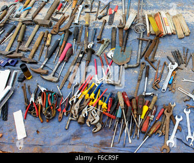 Viele der alten Werkzeuge und die Tasten auf dem Flohmarkt warten auf Kunden. Stockfoto