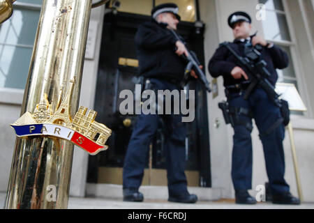 London, UK. 16. November 2015. Bewaffnete Polizisten patrouillieren außerhalb der französischen Botschaft in London, UK, Montag, 16. November 2015.  Eine erhöhte Anzahl von Polizei mit Schusswaffen training nach Paris-Shootings in London zur Verfügung gestellt werden sollen. Bildnachweis: Luke MacGregor/Alamy Live-Nachrichten Stockfoto