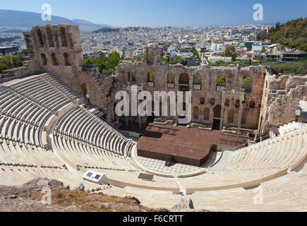 Das Odeon des Herodes Atticus mit Athen ist im Hintergrund. Stockfoto