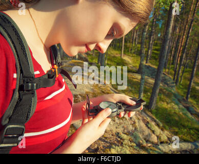 Junge Frau Touristen auf der Suche auf Kompass. Stockfoto