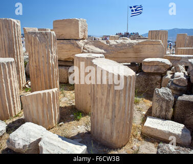Alte Ruinen in Athen mit Griechenland Flagge auf Hintergrund. Stockfoto