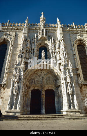 Das Hieronymus-Kloster - Mosteiro da Santa Maria de Belém - befindet sich im Stadtteil Belem von Lissabon. Südportal. Portugal. Stockfoto