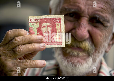 hält eine drei Peso-Banknote mit dem Porträt von Ernesto Che Guevara in der Hand, Landeswährung, CUP, La Habana kubanische Greis Stockfoto