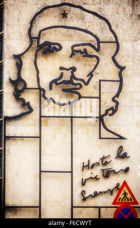 Ernesto Che Guevara als eine Art Installation und Propaganda Kunstwerk an der Wand in den Platz der Revolution, des Innenministeriums Stockfoto