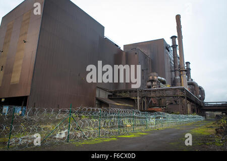 Außerhalb geschlossenes Werk in Arcellormittal mit Hochöfen in Belgien Stockfoto
