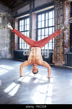 Junger Mann Breakdance in alten sonnigen städtische Interieur Stockfoto