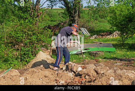 Bau der Landhaus-Stiftung mit Einsatz von natürlichen Steinen. Stockfoto
