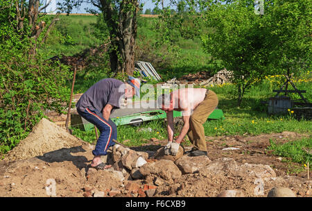 Bau der Landhaus-Stiftung mit Einsatz von natürlichen Steinen. Stockfoto