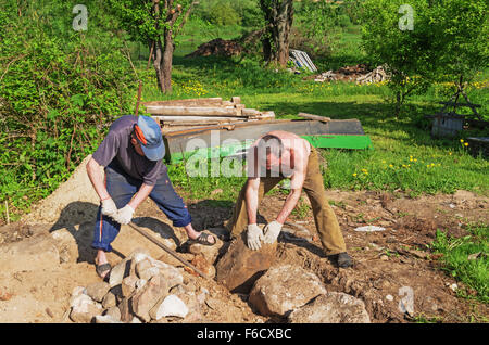 Bau der Landhaus-Stiftung mit Einsatz von natürlichen Steinen. Stockfoto
