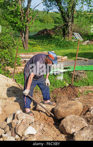 Bau der Landhaus-Stiftung mit Einsatz von natürlichen Steinen. Stockfoto