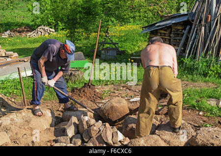 Bau der Landhaus-Stiftung mit Einsatz von natürlichen Steinen. Stockfoto