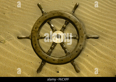 ein altes Boot-Rad Verlegung auf dem sand Stockfoto